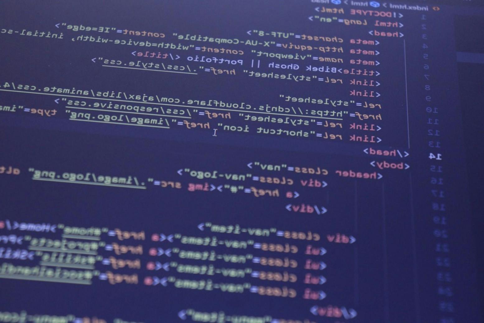 Consulente che analizza output di modelli predittivi su dashboard dati